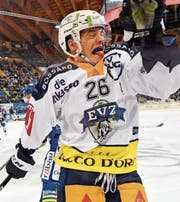 Reto Suri und Zug gewinnen gegen Davos nach Penaltys. (Bild: KEY)