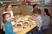 Die Kinder füllten Blüten, Badesalz und Düfte in ein Glas. (Bild: PD)
