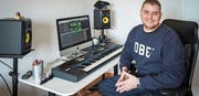 Ein seltenes Bild, denn der 31-jährige Arboner Sandro Laganaro produziert seine Beats meist nachtsüber. Obschon er erst seit einigen Jahren als Musikproduzent arbeitet und sich dafür alles selbst beigebracht hat, durfte er bereits mit namhaften Künstlern wie etwa KC Rebell oder Separate arbeiten. (Bild: Reto Martin)