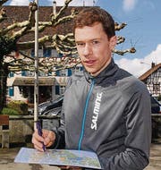 OL-Weltmeister Daniel Hubmann nimmt die Öpfel-Trophy-Karte auf. (Bild: Kurt Peter)