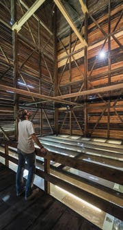 Sowohl im grossen Raum im westlichen Teil des Tröckneturms (links) als auch unter der Auskragung des Dachgeschosses (rechts unten) wurden einst Tücher zum Trocknen aufgehängt. (Bilder: Hanspeter Schiess)