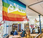Eine grosse Friedensfahne hängt im Raum. (Bild: Andrea Stalder (Andrea Stalder))