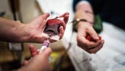 Der Sommer ist für Blutspendedienste eine heikle Phase, weil viele Spender in den Ferien sind. (Bild: Michel Canonica)