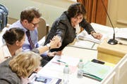 Das Strahlen der Siegerin: Regierungsrätin Monika Knill (rechts) hat sich für das Frühfranzösisch speziell ins Zeug gelegt - und gewonnen. (Bild: Donato Caspari)