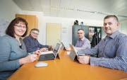 Die Geschäftsleitung der Gemeinde Erlen im Sitzungszimmer: Ursula Weibel, Leiterin Kanzlei und Sekretariat; Jörg Bürgisser, Leiter Bauen und technische Betriebe; Gemeindepräsident Roman Brülisauer; Patrick Sempach, Leiter Finanzen und Case Management. (Bild: Andrea Stalder)