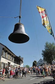 Vor drei Jahren begrüssten die Sirnacher ihre aus der Reparatur zurückgekehrte Bürgerglocke mit einem Volksfest. Künftig muss der Sechs-Tonnen-Koloss im Turm der St. Remigius-Kirche nachts schweigen. (Archivbild: Nana do Carmo)