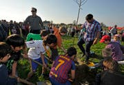 Im März 2012 pflanzten die Gegner bei der Vereinsgründung einen Baum der Hoffnung. (Bild: Reto Martin)