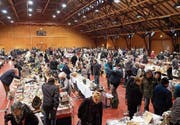 Der Besucherandrang in der Rüegerholzhalle kurz nach der Türöffnung um sieben Uhr morgens. (Bild: Andreas Taverner)