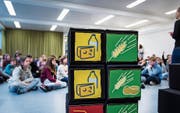 Im Parcours im Rosenacker-Schulhaus zum Theaterstück wird den Kindern anschaulich das Thema Ernährung vermittelt. (Bild: Jil Lohse)