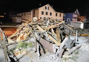 Zügig wurde am Montagabend das alte Stationsgebäude in Räfis-Burgerau abgerissen. (Bilder: Hansruedi Rohrer)