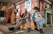 Theaterstart mit Verve: Herbert Fischer als Patient und Hans Rudolf Spühler als Kriminalinspektor (r.) in Dürrenmatts «Die Physiker» (Bild: Jil Lohse)