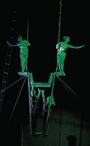 Artisten des National-Circus Pyongyang am «Mirror Trapeze».