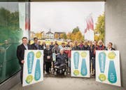 Sie rühren die Werbetrommel für das neue Stadthaus: Befürworter präsentieren beim Dreispitz ihr Abstimmungsplakat. (Bild: Reto Martin)