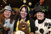 Sind bestens unterhalten mit den Schnitzelbänken: Jrene Freiesleben, Monika Grätzer und Monika Engeler. (Bilder: tgplus.ch/Chris Marty)