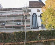 Die Kirche St. Nikolaus wurde in einem hellen Grauton gestrichen. Nur der Chor präsentiert sich zwecks Hervorhebung in Weiss. (Bild: PD)
