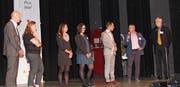Fachdiskussion: Martin Füllemann, Anita Debrunner, Sabrina Fässler, Katja Stalder Kaiser, Moderator Mario Testa, Geschäftsleiter David Siddiqui und Stiftungsratspräsident Martin Vock. (Bild: Manuela Olgiati)