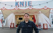Hier fühlt er sich rundum wohl: Der Buchser Mario Wüest hat sich als Knie-Angestellter seinen Traum vom Zirkus erfüllt. (Bild: Hansruedi Rohrer)