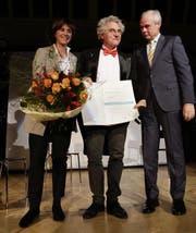 Olli Hauenstein wird flankiert von Laudator Alfred Müller und Regierungsrätin Monika Knill, von der er den Kulturpreis des Kantons Thurgau entgegennehmen durfte. (Bild: Donato Caspari)