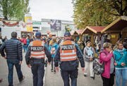 Häufiger als auf Velos setzt die Polizei auf Fussgänger-Patrouillen wie hier bei der Olma. (Bild: Urs Bucher (St. Gallen, 11. Oktober 2015))