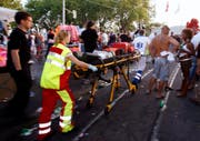 H wie Hilfe: Wer Drogen konsumiert und massenhaft Alkohol bechert, wer mit Flip-Flops oder barfuss an die Parade pilgert, braucht schon einmal medizinische Hilfe. Im letzten Jahr mussten 690 Besucher ihre Blessuren behandeln lassen – im Jahr zuvor waren es gar über 1000. Entsprechend bieten die Rettungskräfte mehr Personal auf. Rund 380 zusätzliche Mitarbeiter kümmern sich in diesem Jahr um die Behandlung der Partygänger. (Bild: Keystone)