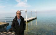 Peter Gubser, Präsident des Kanuclubs, vor dem neuen Steg in Romanshorn. (Bild: PD)