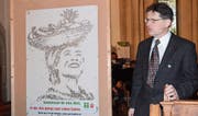 Pfarrer John Bachmann stellte das Kampagnenbild vor. Es ist aus vielen einzelnen Menschenfigürchen gestaltet. (Bild: Hanspeter Thurnherr)