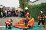 Zahlreiche Zuschauerinnen und Zuschauer beobachteten, wie das Ausgleichsbecken mit Wasser gefüllt wurde. (Bild: Maya Heizmann)