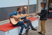 In der Altstadt: Hannes Bissegger und David Nägeli von der Frauenfelder Band Franky Four Fingers probieren die Musikbox aus. Applaus spendet ihnen der städtische Kulturbeauftragte Christof Stillhard. (Bild: Mathias Frei)