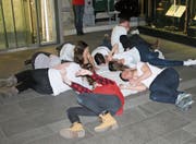 Die Jugendlichen spielten kurze Szenen zur Vergangenheit und Bedeutung der jeweiligen Zimmer. (Bild: Florian Beer)