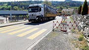 Sperren weisen oben an der Wilen- und unten an der Thalerstrasse Fussgänger vom Trottoir weg. An der Thalerstrasse wurde zur Sicherheit ein provisorischer Fussgängerstreifen angebracht.