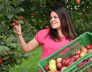 Iris Lieberherr hat eine besondere Beziehung zu Äpfeln. (Bild: Yvonne Aldrovandi-Schläpfer)