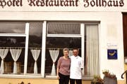 Das dürfte wohl eines der letzten Bilder vom Ehepaar Kremmel vor dem Restaurant Zollhaus sein. (Bild: Heidy Beyeler)