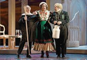 Mariza als Bäuerin zwischen Komödianten: Siphiwe McKenzie, Walter Andreas Müller (Graf Dragomir, links) und Riccardo Botta (Baron Zsupán). (Bild: Andreas J. Etter)