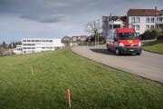 Rorschacherberg: Im Schulhaus Klostergut sind neu offiziell Parkplätze für Elterntaxis geplant. Platz ist ausgesteckt (Bild: Ralph Ribi)