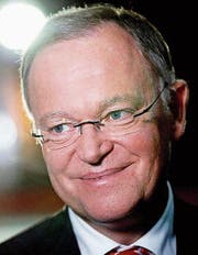 Kann weiterregieren: Ministerpräsident Stephan Weil von der SPD. (Bild: Friedemann Vogel/EPA)