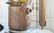 2010 wurden im Knechtenhaus des Klosters Laden und Produktion eingerichtet. Man behilft sich mit einfachen Maschinen und einem alten Schnapsbrenner. (Bild: Martina Basista)