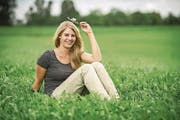 Die aktuelle Apfelkönigin Angela Stocker mit alter Krone. (Bild: Reto Martin)