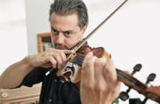 Der Amriswiler Musiker Gabriel Estarellas Pascual übt auf seiner Geige. (Bild: Donato Caspari)