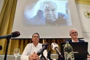Buchautor Markus Zangger (links) und der Journalist Hugo Stamm (rechts) an der Vorstellung des Buches über den Missbrauch durch Jürg Jegge (im Hintergrund). (Bild: Keystone (Zürich, 4. April 2017))
