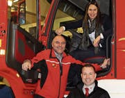 Ein grosser Tag für die Feuerwehr im Januar 2017: Kommandant Andreas Diethelm (links) und Stadträtin Melanie Zellweger mit Luca Branca von der Firma Rosenbauer vor dem neuen Tanklöschfahrzeug. (Bild: PD)