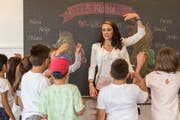 Mit einem Bewegungsspiel will Lehrerin Michelle Blatter alle Schüler richtig wachbringen. (Bild: Hanspeter Schiess)