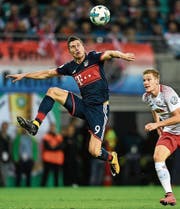 Robert Lewandowski (links) von Bayern München setzt sich im Zweikampf gegen Leipzigs Marcel Halstenberg durch. (Bild: Filip Singer/EPA)