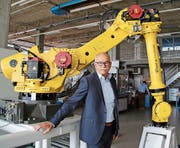 Roland Egli beim Roboter für Lindt und Sprüngli. (Bild: Marlen Hämmerli)