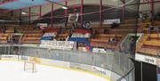 Der Fanblock der Ticino Rockets besteht nur aus gut einem Dutzend Anhängern. An Originalität und Leidenschaft mangelt es den Tessinern trotzdem nicht. (Bilder: Matthias Hafen)