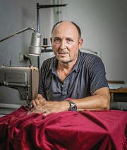 Virtuos an der Nähmaschine: Gallus Ruf vom Handwerker-Team. (Bild: Michel Canonica (Michel Canonica))
