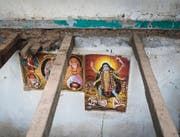 Religiöse hinduistische Wandbilder in einem vom Beben zerstörtem Wohnhaus. (Bild: Benjamin Manser (SRK / Benjamin Manser))