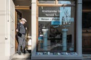 Impressionen aus der Klybeckstrasse in Kleinbasel: Übersetzer Bilal Ekici vor seinem Büro. (Bild: Nadia Schärl)