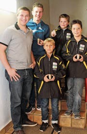 Routine und Jugend: Der zurücktretende Beda Coray mit den Talenten Remo Schmid, Elias Müller, Johannes Eggenberger sowie Sandro Eugster (von links). (Bild: Emil Bürer)