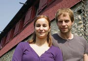 Immer auf Achse: Maya Forster und Julian Weigend sind ständig unterwegs. Immer wieder machen sie halt in Hagenwil. (Bild: Rita Kohn)