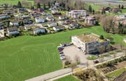 Nicht alle haben Freude an dem geplanten Restaurant auf dem Dach der Schips AG in Tübach. 23 Parteien aus den nahe gelegenen Quartieren haben Einsprache eingelegt. Die Anwohner fürchten sich unter anderem vor möglichem Lärm. (Bild: Tino Dietsche)